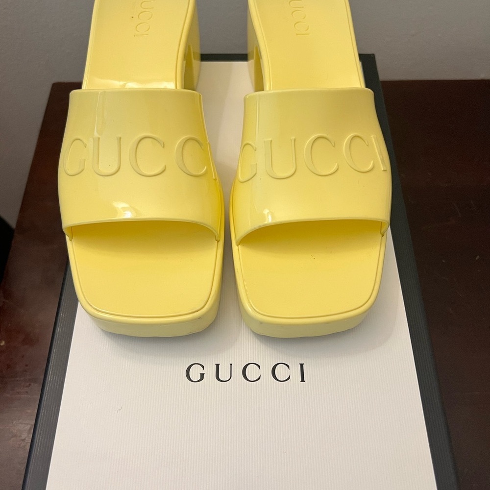 GUCCI RUBBER Banana Slide Sandals